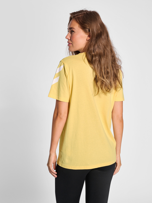 hmlLEGACY CHEVRON T-SHIRT, GOLDEN HAZE, model