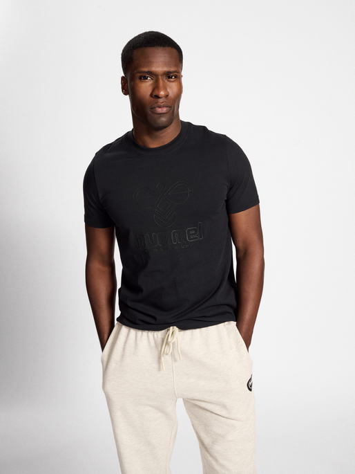 hmlICONS GRAPHIC T-SHIRT, BLACK, model