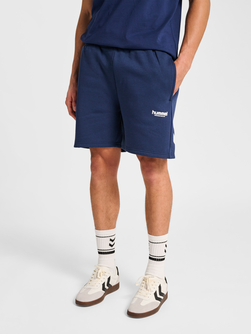 hmlLEGACY 2.0 SHORTS, DRESS BLUES, model