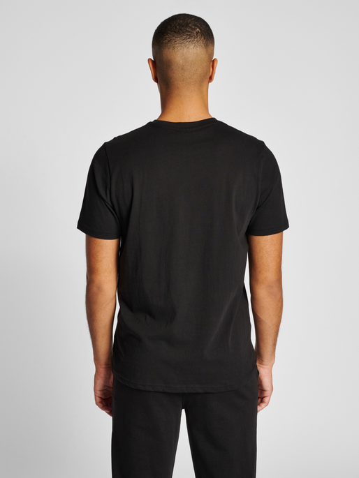 hmlIC FRED T-SHIRT, BLACK, model