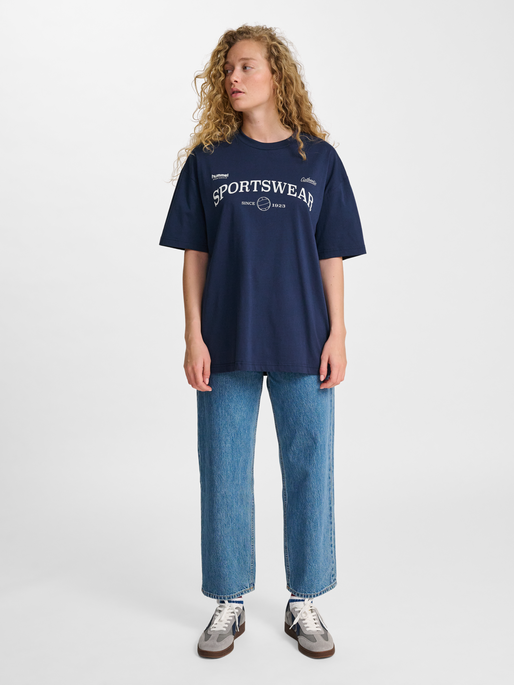 hmlLOOSE TEE S/S CLUB SPORTSWEAR, DRESS BLUES, model
