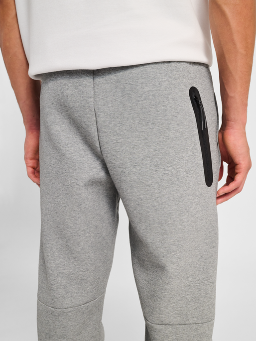 hmlTECH FLEECE REGULAR PANTS, GREY MELANGE, model