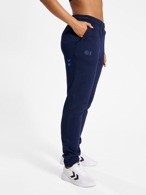 hmlCOURT COTTON SWEATPANTS WOMAN, MARINE, model