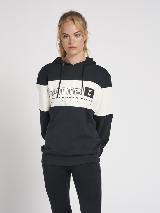 hmlLGC MUSA HOODIE, 2001, model
