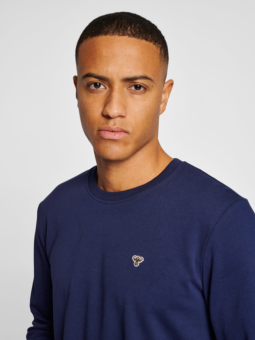 hmlIC FRED SWEATSHIRT, PEACOAT, model