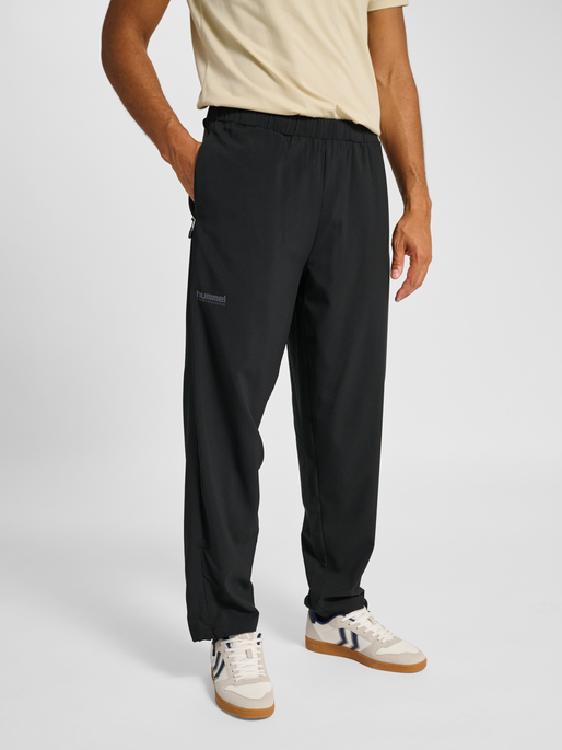 hmlPULSE WINDBREAKER PANTS, BLACK, model