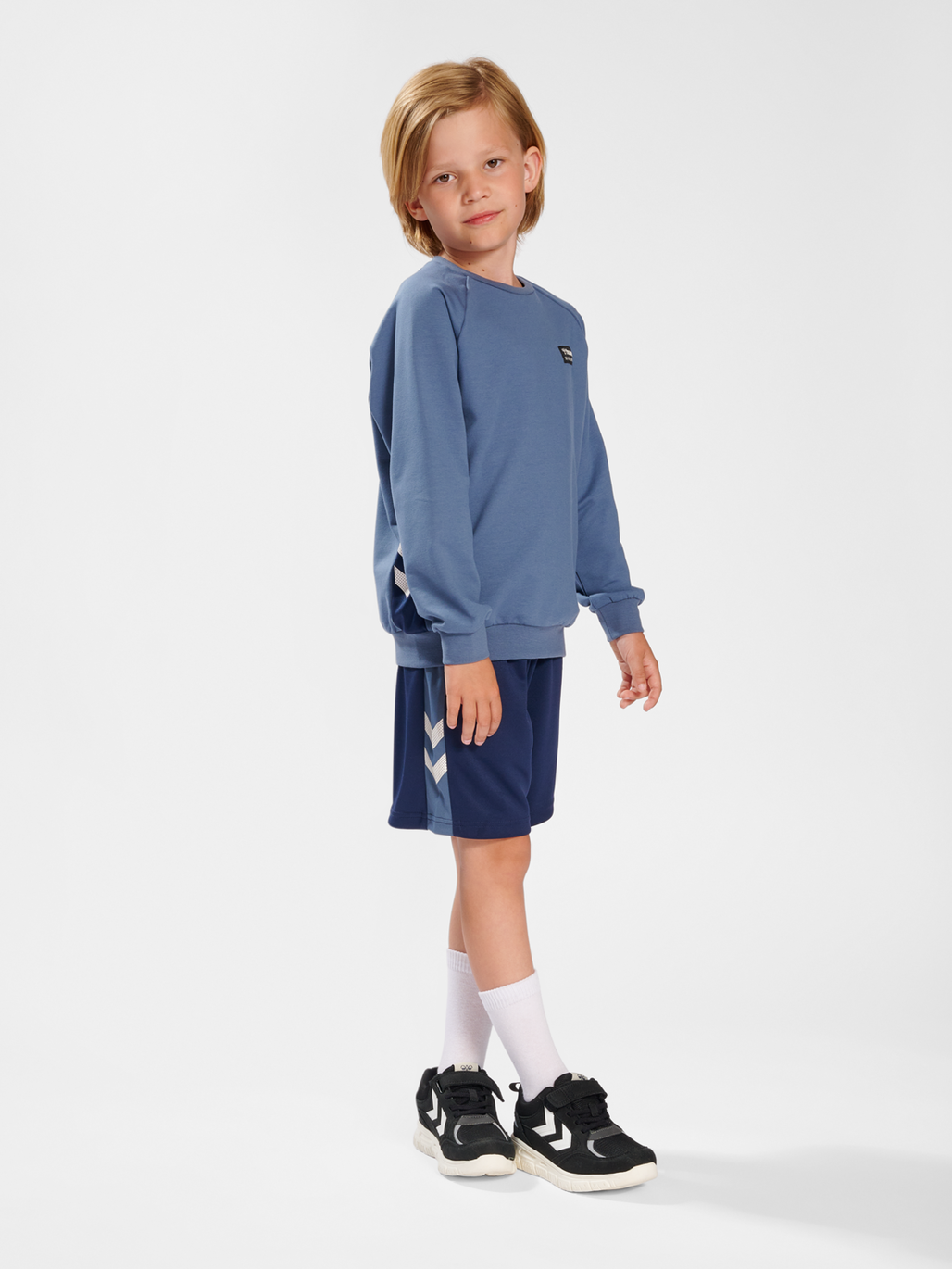 hmlMARTY SHORTS, BLACK IRIS, model