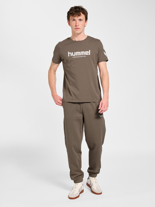 hmlLEGACY 2.0 T-SHIRT S/S, DARK NIGHT, model