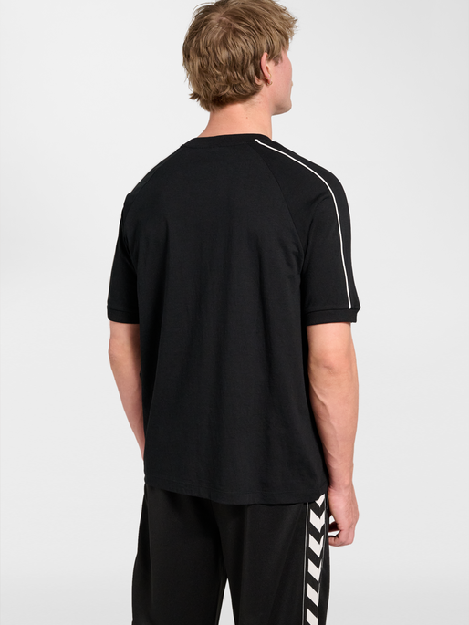 hmlCLUB REST DAY T-SHIRT S/S, BLACK, model