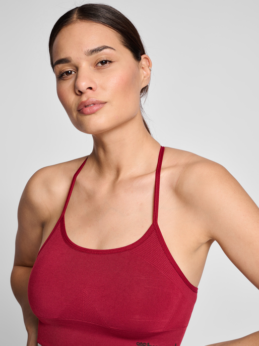 hmlTIFFY SEAMLESS SPORTS TOP, CABERNET, model