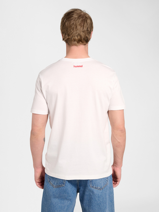 hmlPULSE GRAPHIC T-SHIRT S/S, WHITE/TANGO RED, model