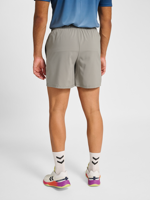 hmlPULSE WORKOUT SHORTS, ROCK RIDGE, model