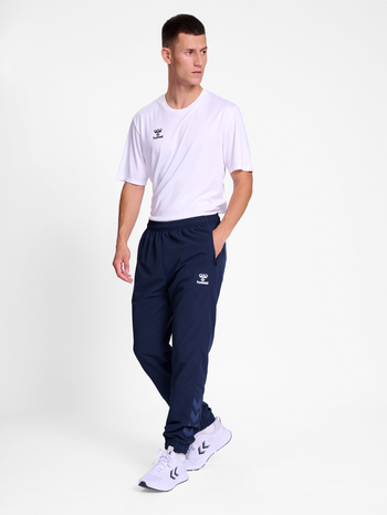hmlTRAVEL WOVEN PANTS, MARINE, model