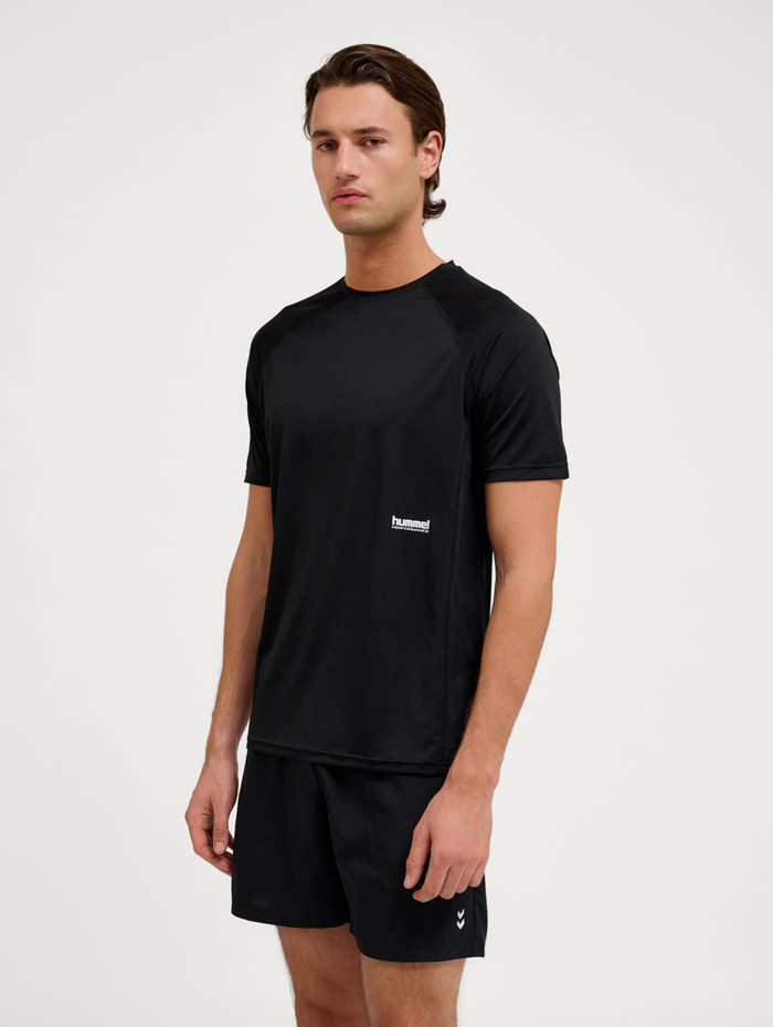 hmlPULSE WORKOUT T-SHIRT S/S, BLACK, model