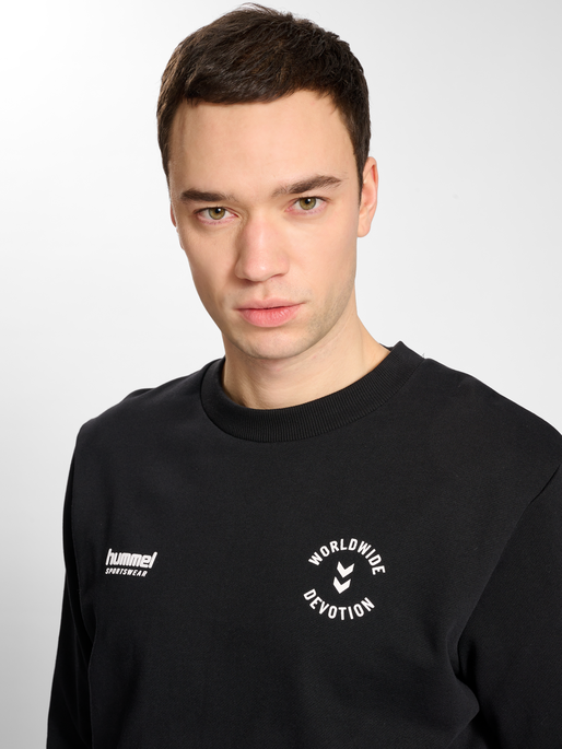 hmlLGC DEVOTION SWEATSHIRT, BLACK, model
