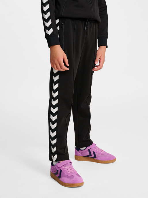 hmlJR ARCHIVE REGULAR POLY PANTS, BLACK, model