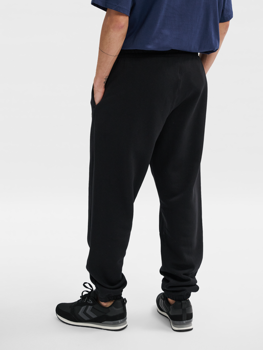 hmlLOOSE SWEATPANT BEE, BLACK, model