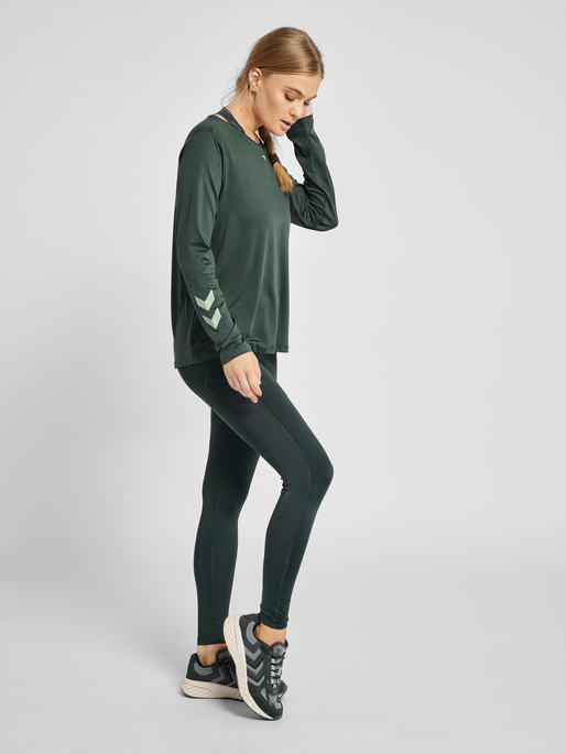 hmlTAYLOR T-SHIRT L/S, DARKEST SPRUCE, model