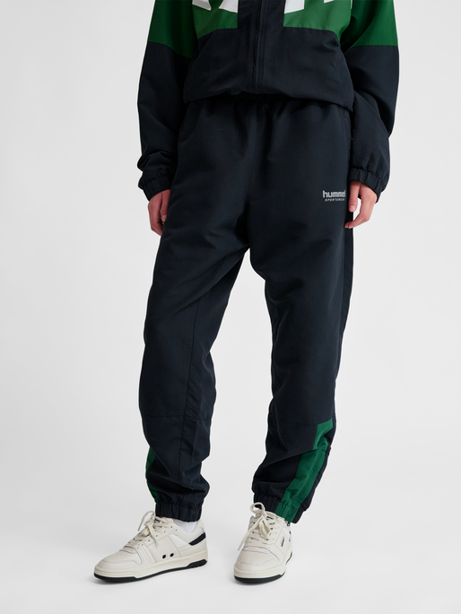 hmlTRACKSUIT PANTS SPORTSWEAR, BLACK, model