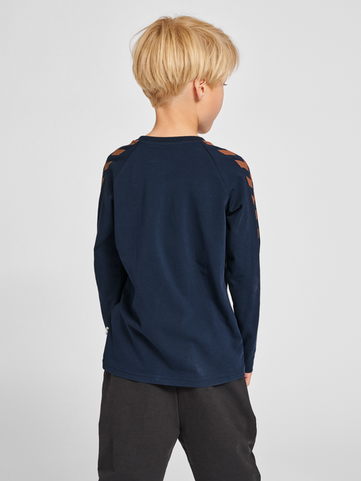 hmlBOYS T-SHIRT L/S, BLACK IRIS/SIERRA, model