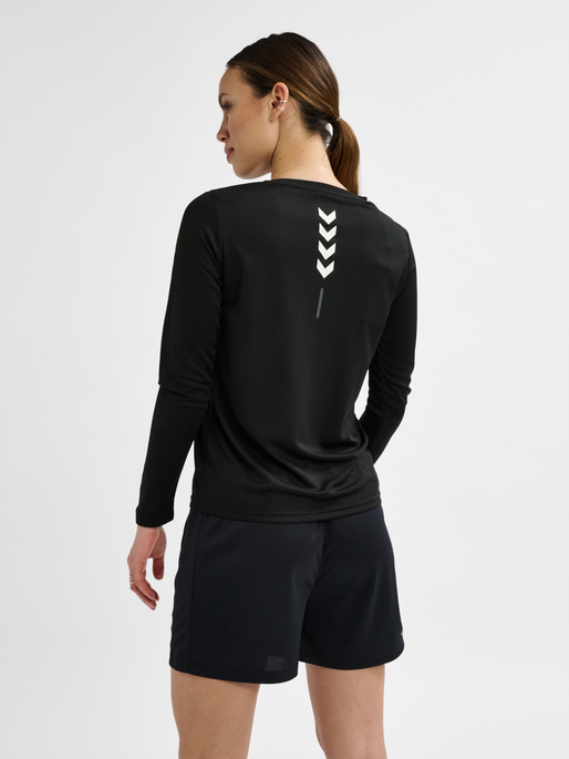 hmlTE TOLA T-SHIRT L/S, BLACK, model