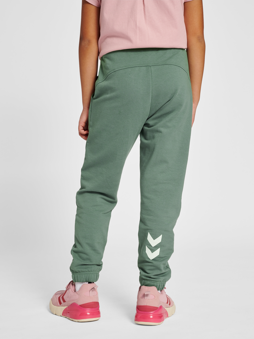 hmlNUTTIE PANTS, LAUREL WREATH, model