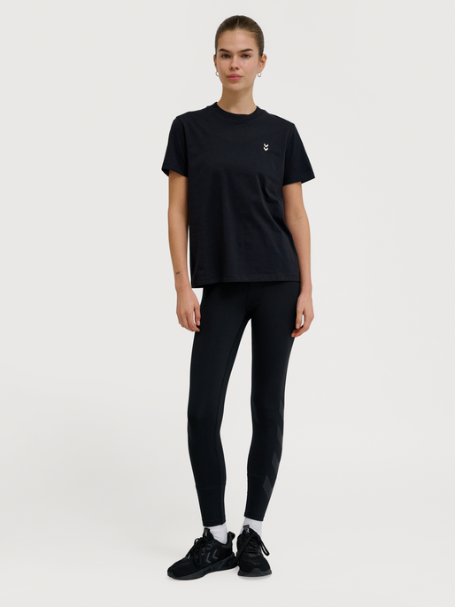 hmlPULSE W T-SHIRT, BLACK, model