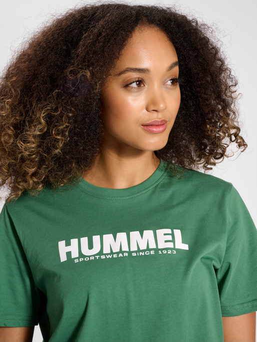 hmlLEGACY T-SHIRT, FOLIAGE GREEN, model