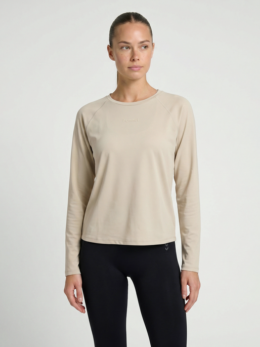 hmlVANJA TECH T-SHIRT L/S, OVERCAST, model