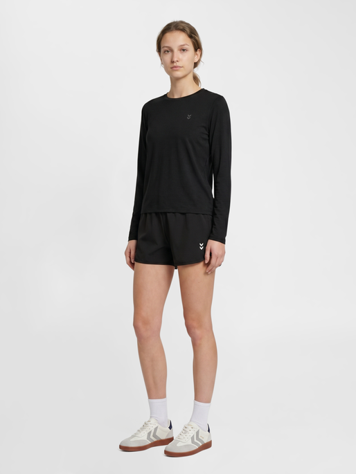 hmlTRAINING W CURVED SHORTS, BLACK, model
