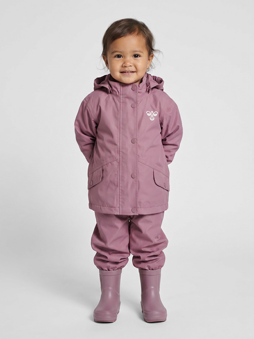 hmlREVA RAINSUIT MINI, DUSKY ORCHID, model