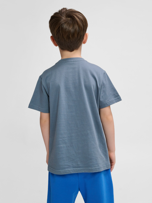 hmlTRES T-SHIRT S/S, STORMY WEATHER, model