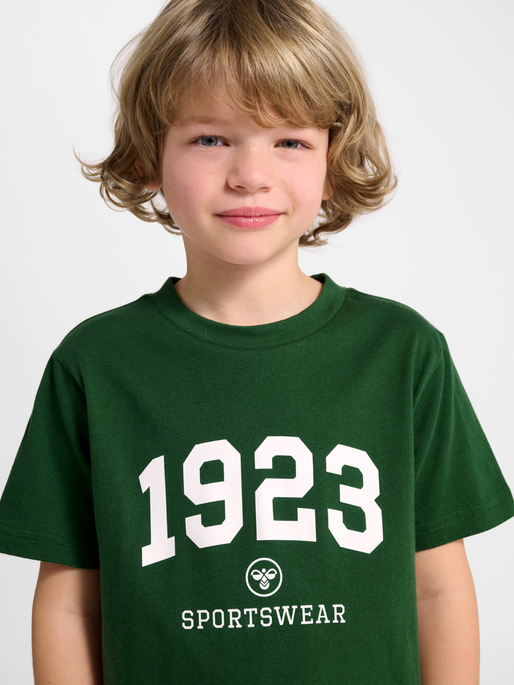 hmlJR GRAPHIC 1923 T-SHIRT S/S, DARK GREEN, model