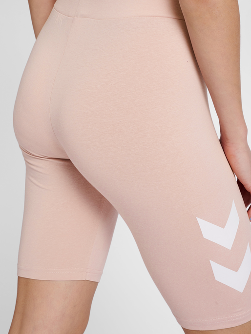 hmlLEGACY WOMAN TIGHT SHORTS, CHALK PINK, model