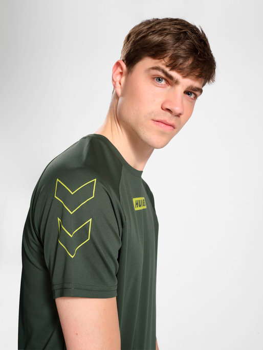 hmlTE TOPAZ T-SHIRT, CLIMBING IVY, model