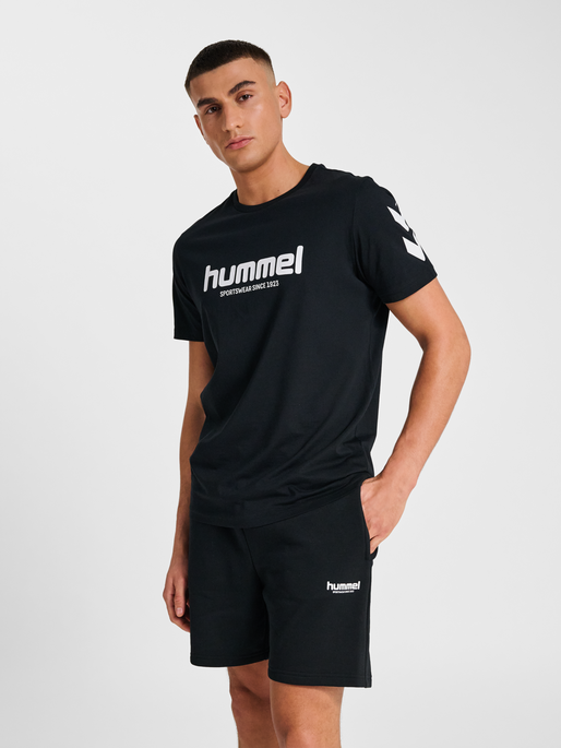 hmlLEGACY 2.0 T-SHIRT S/S, BLACK, model