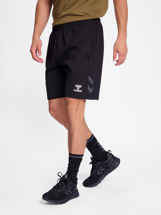 hmlTRAVEL SHORTS, BLACK, model