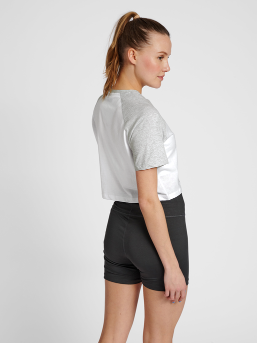hmlLGC NAYA CROPPED T-SHIRT, 2010, model