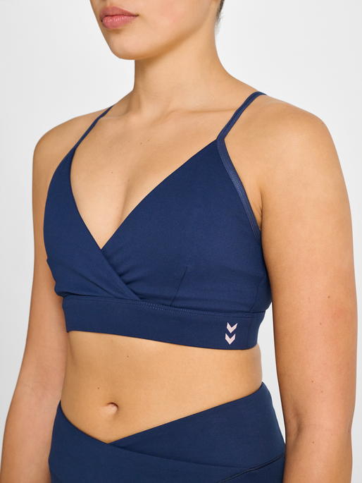 hmlYOGA STRAP BRA, DRESS BLUES, model