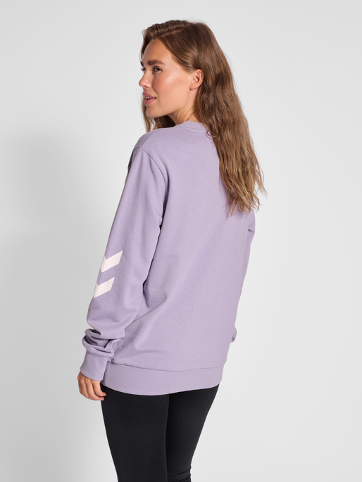hmlLEGACY SWEATSHIRT, HEIRLOOM LILAC, model
