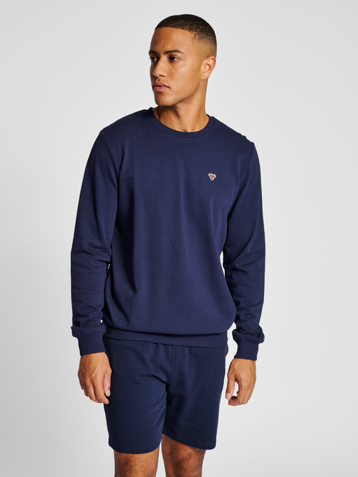 hmlIC FRED SWEATSHIRT, PEACOAT, model