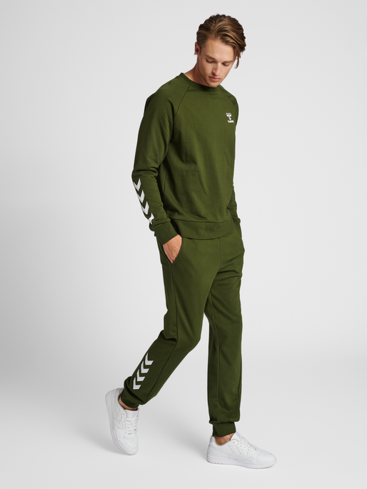 hmlISAM 2.0 SWEATSHIRT, RIFLE GREEN, model