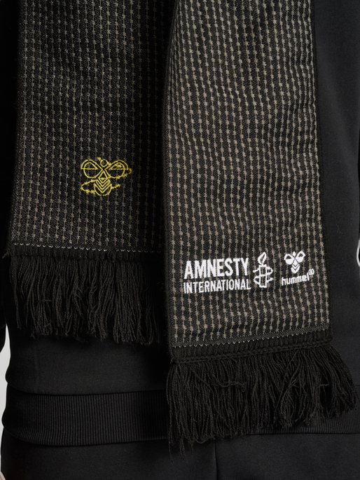 hmlAMNESTY SCARF, BLACK, model