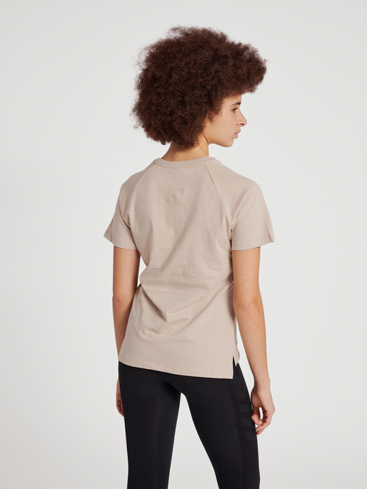 hmlNONI 2.0 T-SHIRT, 2119, model