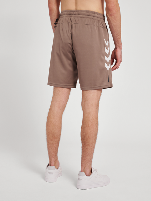 hmlTE TOPAZ SHORTS, DRIFTWOOD, model