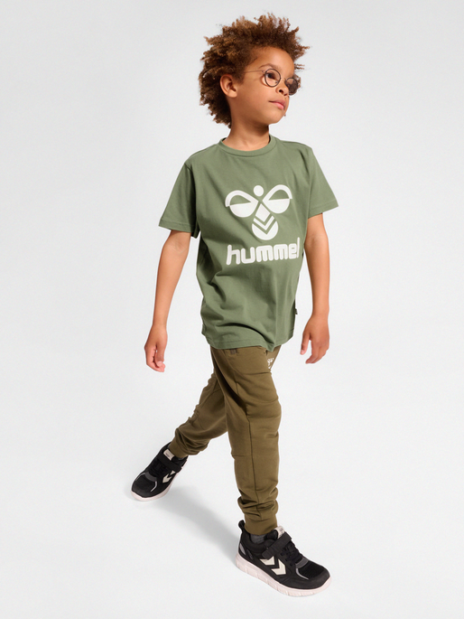 hmlTRES T-SHIRT S/S, OIL GREEN, model
