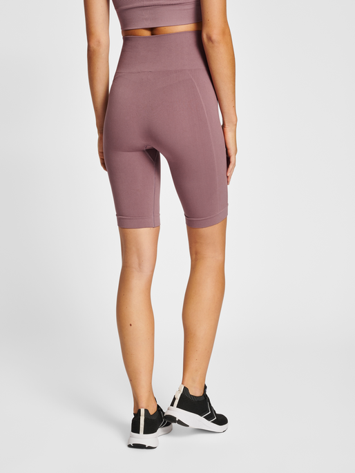 hmlTIF SEAMLESS CYLING SHORTS, ROSE TAUPE, model