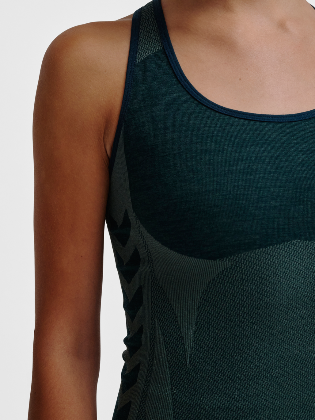 hmlCLEA SEAMLESS TOP, GREEN GABLES/GARDEN TOPIARY ME, model