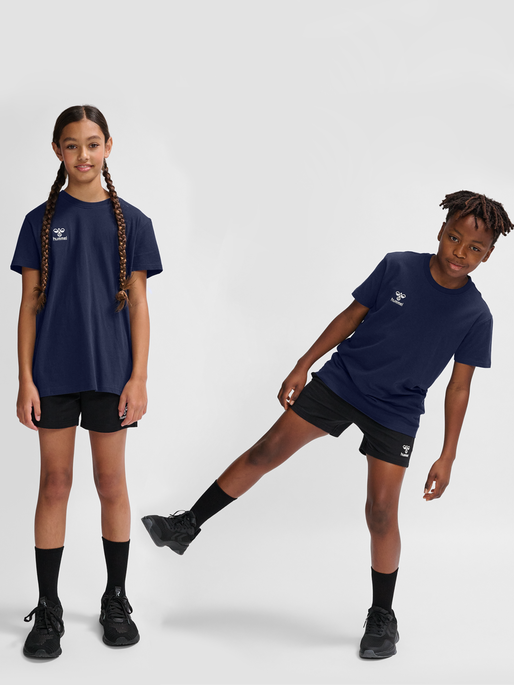 hmlGO 2.0 T-SHIRT S/S KIDS, MARINE, model