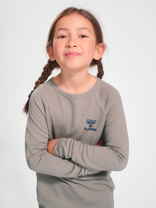 hmlWINGO T-SHIRT L/S, FUNGI, model